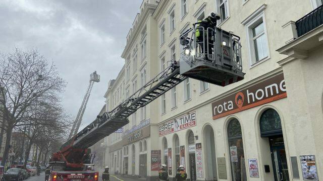 Feuer ausgebrochen: Die Berufsfeuerwehr Wien war in Simmering mit einem Großaufgebot im Einsatz. Es gab dabei mehrere leicht Verletzte. | Foto: APA/STADT WIEN/FEUERWEHR