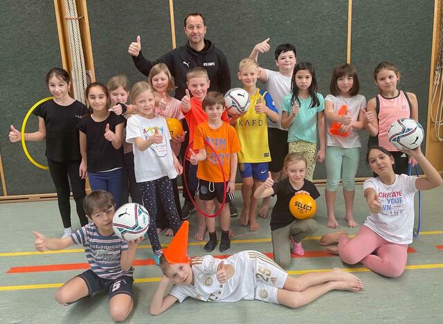 Mit "Schule am Ball" wollen Helmut Pöll und Co. die Kinder zur Bewegung motivieren.  | Foto: Pöll