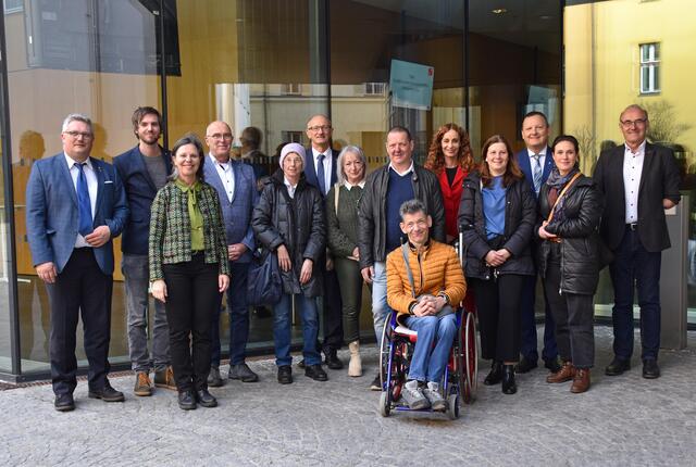 Die Beteiligungsgruppe aus Elmen mit LH Anton Mattle, LRin Eva Pawlata, Gemeindeverbandspräsident Karl-Josef Schubert, Isolde Kafka (Vorsitzende Tiroler Monitoringausschuss), Michael Knaus (Obmann ÖZIV Tirol) und dem Koordinator der Beteiligungsgruppe Klaus Grüning. | Foto: Land Tirol/Dorfmann