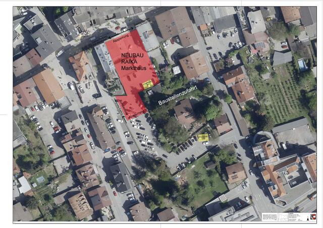 Die rote Fläche markiert den gesamten Baustellenbereich mit Absperrung. Zu Fuß ist das Ortszentrum vom Parkplatz aus über die Josef-Schöpf-Straße, die Bahnhofstraße oder über den Durchgang bei Uhren Juwelen Gamsjäger (zu den Geschäftszeiten) erreichbar. Die neue E-Tankstelle wird auf den südlichen Teil des Parkplatzes übersiedeln. | Foto: MG Telfs/GW Telfs