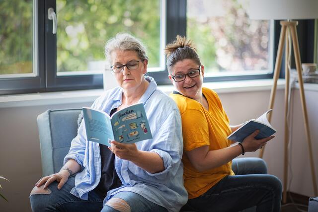 Lisa Keskin (l.) und Monika Lexa bieten unter dem Namen „Ghostwriting Academy“ den Lehrgang für Ghostwriting an. | Foto: rossART e.U.