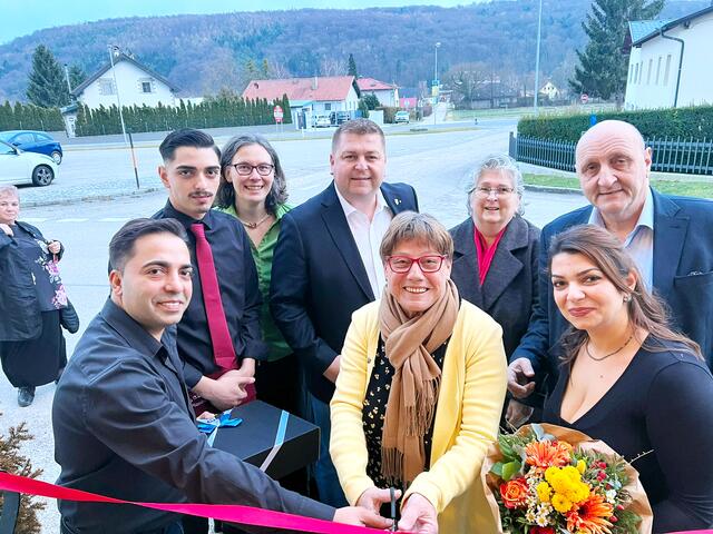 v.l.n.r.: Goran S., Denis S., GR Mag. Yasmin Dorfstetter, BR GGR Andreas Spanring, Bürgermeisterin Josefa Geiger, GR Renate Widhalm-Kalab, Dusica V., Vizebürgermeister Gerald Höchtel | Foto: Marktgemeinde Sieghartskirchen