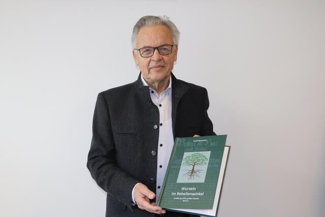 Ewald Ratzenböck präsentiert sein Forschung zur Ratzenböck-Familie. Das Buch trägt den Titel "Wurzeln im Rebellenwinkel." | Foto: BRS / Kunde