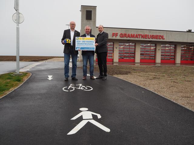 Mag. (FH) Thomas Schwab (Bgm. von Gramatneusiedl), NR Werner Herbert in Vertretung von LH-Stv. Udo Landbauer, DI Harald Kaufmann (NÖ Straßendienst) | Foto: Foto: Gde. Gramatneusiedl