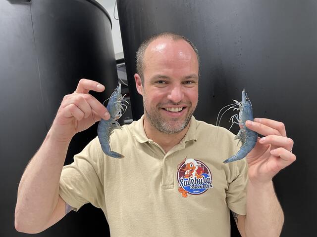 Thomas Praniess und zwei Garnelen. | Foto: Rosa Besler