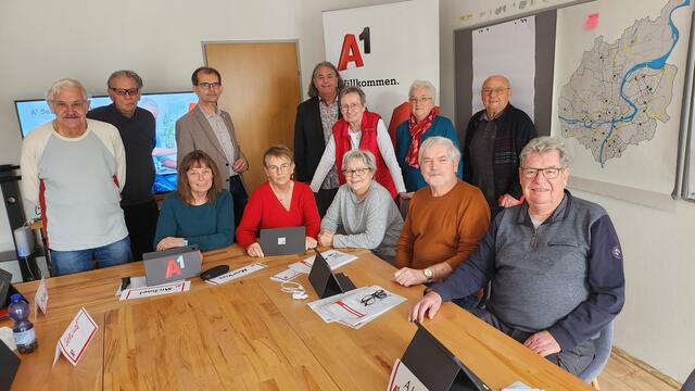 Pensionisten mit zwei Internet-Trainern und Pensionistenverbands-Vorsitzender Uli Aschauer (3. v. re, stehend).
 | Foto: PVÖ