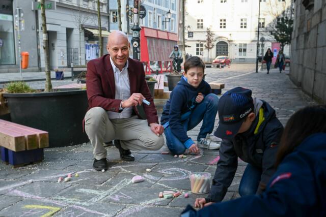Vizebürgermeister Martin Hajart (ÖVP) lädt Linzer Kinder dazu ein, ihre Vorstellungen von Stadt per Zeichnung einzusenden. | Foto: Sophia Luebke