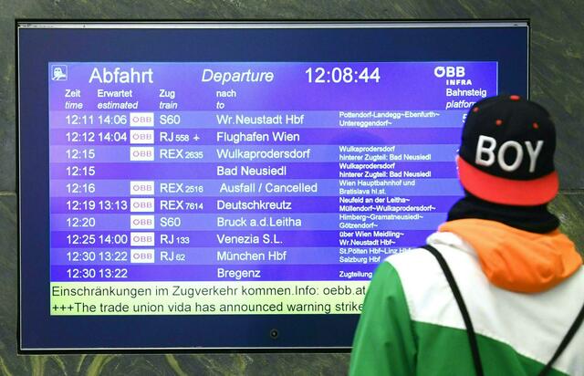 Eine Zeitangabe einer ÖBB-Anzeigetafel sorgte für Aufsehen im Netz. (Symbolfoto) | Foto: HELMUT FOHRINGER / APA / picturedesk.com