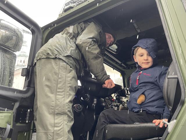 Felix ist begeistert von den Fahrzeugen der österreichischen Bundesheer. | Foto: Kendlbacher
