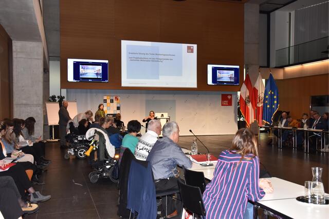 Auf Einladung des Tiroler Monitoringausschusses kamen im Großen Saal des Landhauses die Mitwirkenden der Pilotgemeinden zusammen. | Foto: Land Tirol/Dorfmann