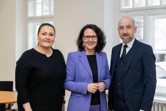 Das Land Salzburg ermöglicht vier Stipendien für Medizin-Studierende. Die SALK wurde mit der Projektabwicklung betraut. Im Bild: Landesrätin Daniela Gutschi (Mitte) mit Silvia Lechner, neue Geschäftsführerin der Salzburger Landeskliniken und Thomas Gamsjäger, neuer Geschäftsführer der Salzburger Landeskliniken | Foto: Land Salzburg/Neumayr/Hofer