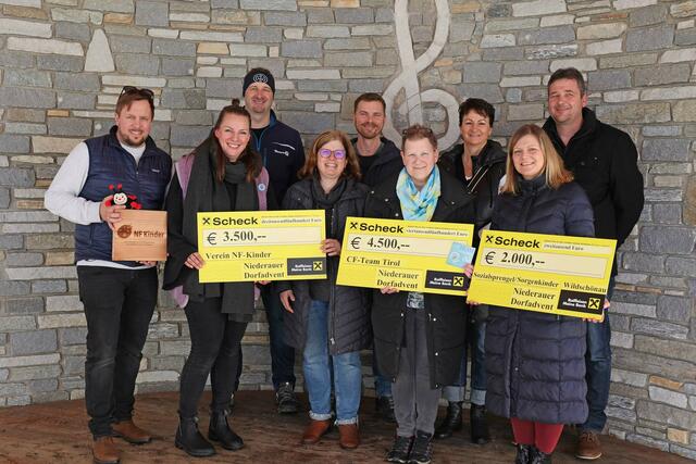 Große Freude bei den Spendenempfänger:innen: v.l. Korbinian Rauch, Sushilla van Schoonhoven, Christian Mayr, Herta Zellner, Dorfabend-Obmann Hannes Eder, Maresi Kiederer, Martina Naschberger, Michaela Hausberger und BMK-Obmann Markus Dummer. | Foto: Verein Niederauer Dorfabend