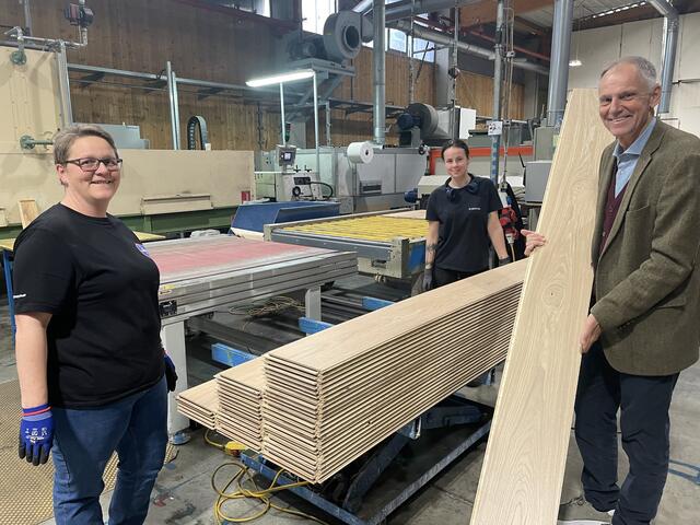 230 Mitarbeiterinnen und Mitarbeiter machen den Erfolg von Karl Scheuchers Betrieb aus.  | Foto: RegionalMedien