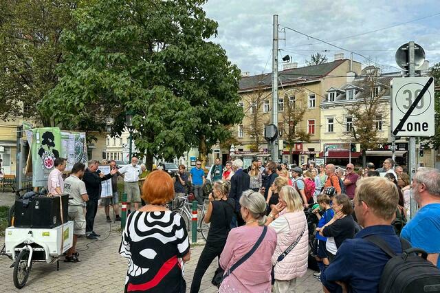 In Hietzing formiert sich regelmäßig der Protest gegen die Verbindungsbahn-Pläne. Hier mit der Initiative "Verbindungsbahn-besser" und der Radlobby Hietzing. | Foto: Radlobby Hietzing