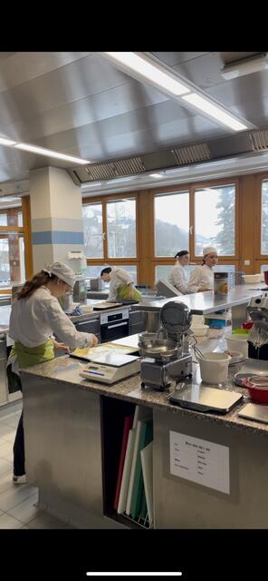 In den Küchen der HBLW wird schon fleißig für den Weltrekordversuch geprobt.  Foto: Gandler