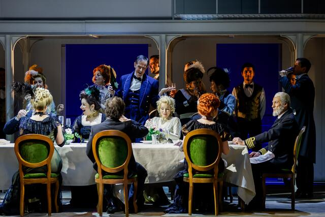 Chefsteward Henry Etches (René Rumpold) kümmert sich um die Gäste der 1. Klasse.  | Foto: Christian Husar