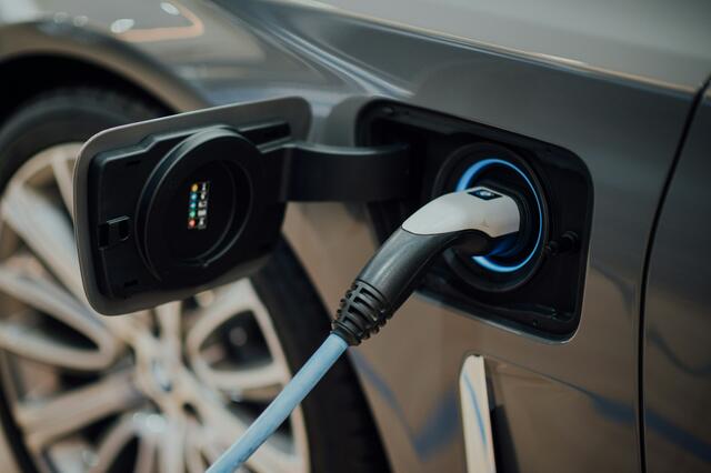 Fahrzeuge mit einer Mischung aus Diesel- bzw. Benzin- als auch Elektroantrieb findet man besonders häufig in Wien. (Symbolbild) | Foto: CHUTTERSNAP/Unsplash
