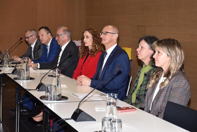 Im Beisein von LH Anton Mattle, LRin Eva Pawlata und Gemeindeverbandspräsident Karl-Josef Schubert wurde die eineinhalbjährige Pilotphase in den Gemeinden Elmen und Thaur abgeschlossen. | Foto: Land Tirol/Dorfmann