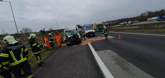 Der Kleintransporter wurde beim Unfall massiv beschädigt. | Foto: FF Ort