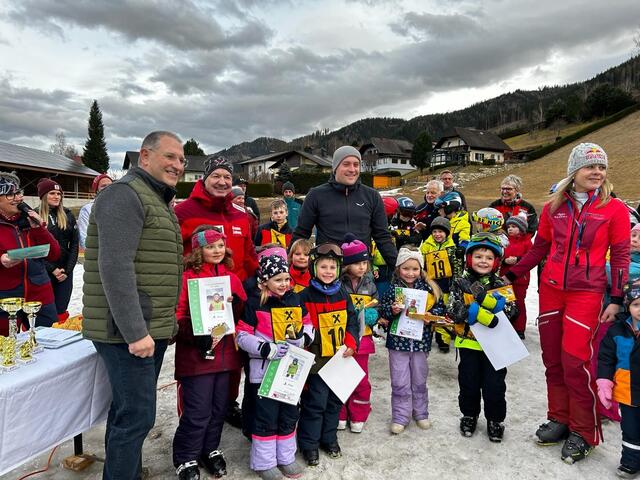 Beim Abschlussrennen des TUS St. Stefan wurden alle jungen Talente zu Siegerinnen und Siegern gekürt. Instruktorin Herta Schüttenkopf (re.) und auch Bürgermeister Ronald Schlager (li.) waren stolz und gratulierten.  | Foto: TUS St. Stefan ob Leoben