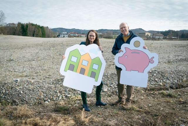 Der Gemeinderat der Grünen Christian Piller (rechts) und  Landessprecherin Martina Berthold vor Ort in Henndorf. | Foto: Anna Pirato/Die GRÜNEN Salzburg