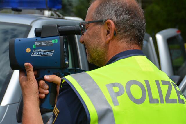Bei dem 34-jähigen Lenker wurden im Baustellenbereich bei erlaubten 80 Stundenkilometern 149 Kilometer pro Stunde gemessen. Daraufhin wurde ihm der Führerschein abgenommen. (Smybolbild) | Foto: RegionalMedien Salzburg