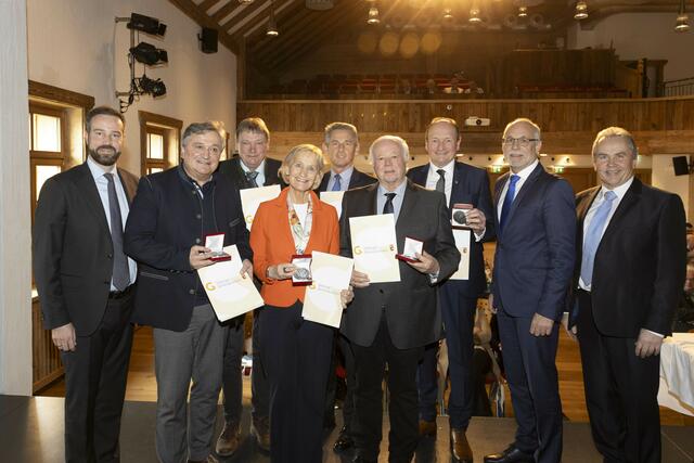 Anlässlich des Gemeindetages wurde auch der Dank und die Anerkennung für besonders langjährige und verdienstvolle Bürgermeisterinnen und Bürgermeister, die dieses Amt über zwei Jahrzehnte ausüben, zum Ausdruck gebracht. Verdienstmedaille erhielten Bgm. Adolf Hinterhauser (Dorfbeuern), Bgm. Ing Franz Eder (Maishofen), Bgm. Johann Habersatter (Untertauern), Bgm. Ing. Johann Mühlbacher (Anthering), Bgm. Josef Weikinger (Strobl) und Bgm.in Sonja Ottenbacher (Stuhlfelden). Im Bild mit Landeshauptmann-Stellvertreter Stefan Schnöll | Foto: Mike Vogl