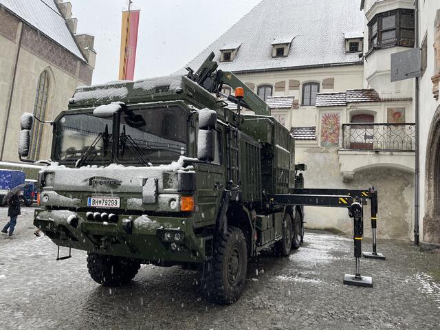 Interessierte Besucher hatten die Möglichkeit, sich die militärischen Fahrzeuge genau anzusehen.  | Foto: Kendlbacher