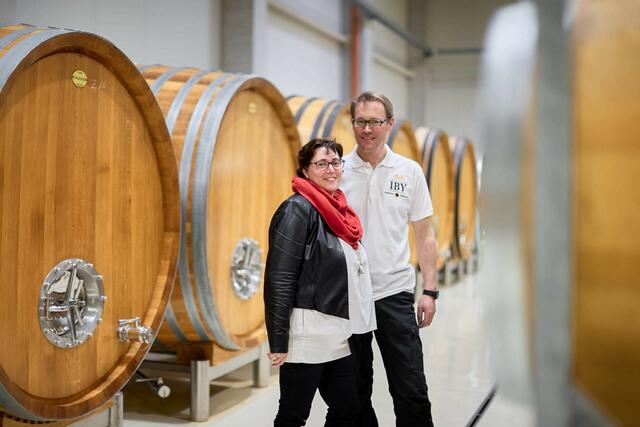 Eva Maria und Anton Iby feiern Erfolge mit ihren Weinen. | Foto: Weingut Iby