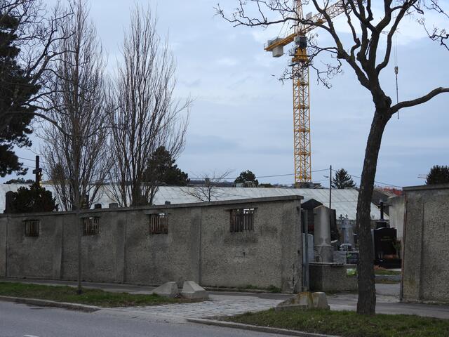 Blick auf Gersthofer Friedhof unterhalb der Baustelle mit offenem Tor | Foto: Zuzana Kobesova 2024