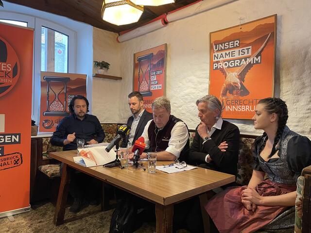 Gerald Depaoli präsentiert die Liste des Gerechten Innsbruck: Pierre J. Schwamm, Philipp Zass, Leo Pertl und Lisa Vorderwinkler | Foto: BezirksBlätter