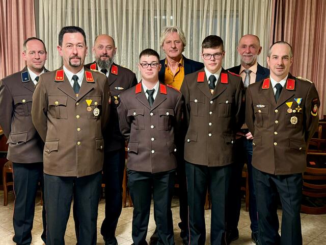 Helmut Krendl, Kommandant Herbert Anderl, Martin Fandl, Dominic Bichl, Robert Reuberger, Lukas Krecek, Bürgermeister Josef Schaden, Andreas Peherstorfer, v.l. | Foto: Marktgemeinde Schweiggers