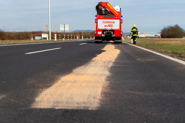 Mit Ölbindemittel wurde die Spur von der Straße entfernt. | Foto: fotokerschi.at/Amato Gabriel