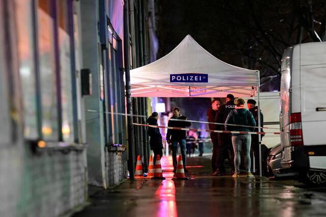 Zahlreiche Beamte waren in der Engerthstraße im Einsatz - unter anderem die WEGA sowie die Tatortspezialisten. | Foto: Max Slovencik / picturedesk.com