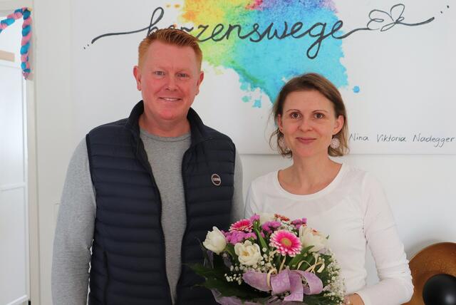 Beim Tag der offenen Tür besuchte auch Vzbgm. Jürgen Hübler die klinische Psychologin Nina Viktoria Nadegger in ihrer Praxis „Herzenswege“ in Lieboch.  | Foto: Edith Ertl