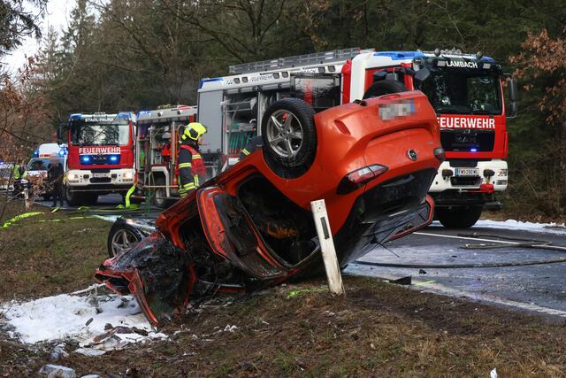 Die beteiligten Fahrzeuge wurden schwer beschädigt. | Foto: laumat.at/Matthias Lauber