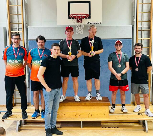 Sponsor und UTTV-Jois-Obmann-Stellvertreter Daniel Knabl mit Alexander Fassl/Walter Robin (Gold), Rene Lorenschitz/Sascha Krikler (Silber) und Philipp Benkovich/Mario Robin (Bronze) | Foto: Jois Info