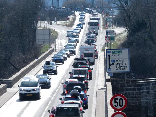 Statt bei strahlender Sonne auf der Piste, stecken viele Touristen in ihren Autos im Stau fest. | Foto: Zoom.tirol