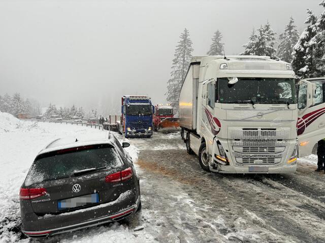Auf dem Abschnitt bei Kilometer 24,7 wagte der Fahrer trotz einer Sperrlinie in einer besonders unübersichtlichen Rechtskurve ein riskantes Manöver. | Foto: Zoom.tirol