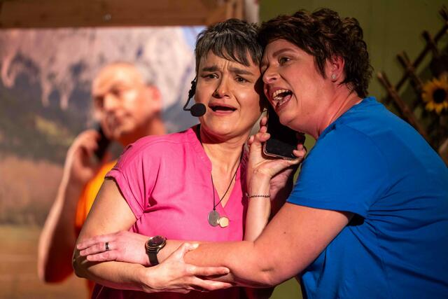 Die beiden Gattinnen gespielt von Christiane Hohenwarter und Carmen Salcher | Foto: Andreas Lutche