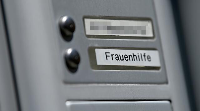 Welche Maßnahmen können getroffen werden, um Gewalt gegen Frauen und Mädchen zu verhindern? Darüber diskutiert die Politik nach aktuell fünf Frauenmorden in Wien. | Foto:  BARBARA GINDL / APA / picturedesk.com