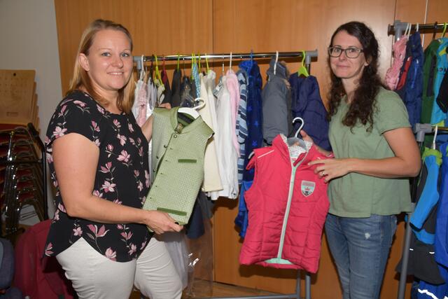 Jutta Lumetsberger und Elisabeth Steindl von der Spiegel-Gruppe Pabneukirchen organisieren mit ihren Helferinnen den Tausch-Basar in Pabneukirchen.  | Foto: Zinterhof