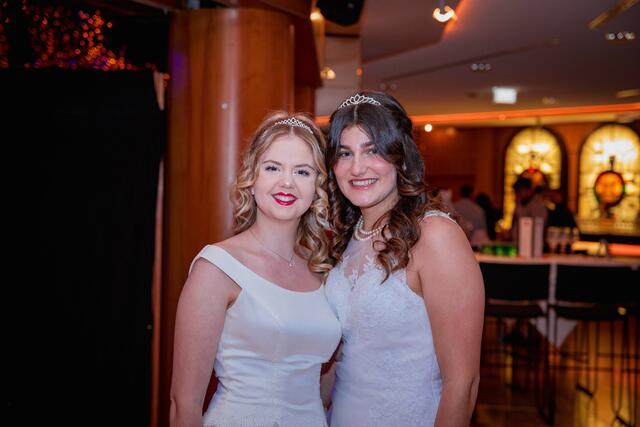 Die beiden Maturantinnen Magdalena und Alina waren in Feierlaune.