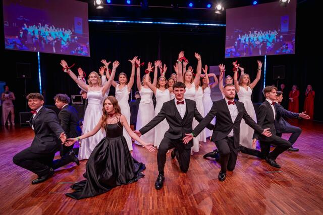 96 Maturantinnen und Maturanten bzw. Absolventinnen und Absolventen der HAK Villach feierten im Casineum in Velden ihren Ball.