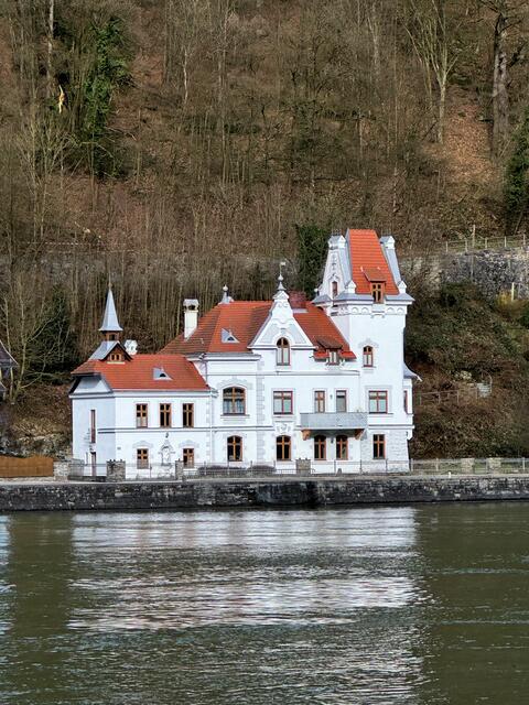 Die schön renovierte Schlossvilla in Sarmingstein wurde 1896 bis 1898 von den Architekten Josef und Anton Drexler errichtet.

 | Foto: Franz Dörr