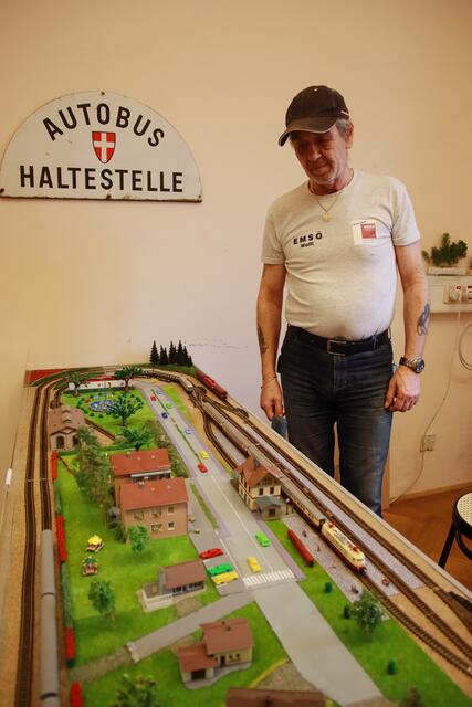 Wolfi mit seiner selbst erbauten Bahn, erfreut sich immer wieder auf Besucher. | Foto: Harald Walzer