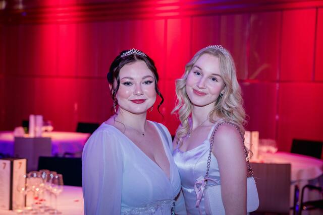 Die Maturantinnen Alina und Janis freuten sich auf den glamourösen Abend.