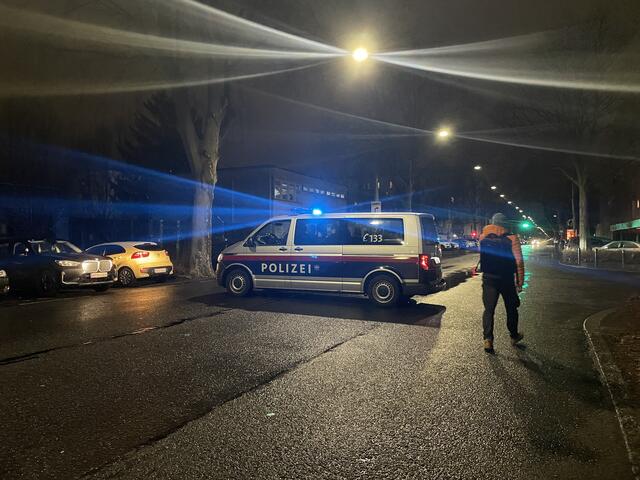 Der mutmaßliche Täter wurde in einer Grünfläche aufgegriffen und verhaftet. | Foto: Barbara Schuster/RMW