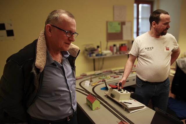 Herr Pretl von ARGE - Modellbahn unterhielt sich prächtig mit Harald Stuiber und tauschten fachliches Wissen aus. | Foto: Harald Walzer
