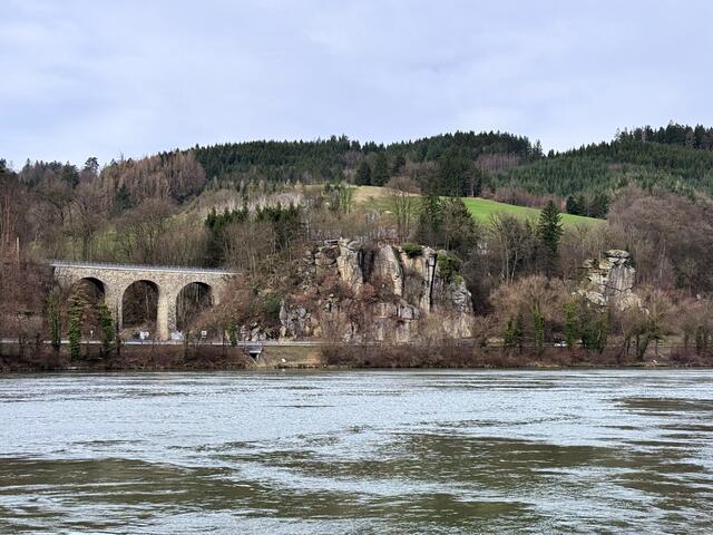 Granitformationen am nördlichen Donauufer, Eisenbahn Viadukt Donauuferbahn von St. Valentin NÖ nach Sarmingstein OÖ.

 | Foto: Franz Dörr